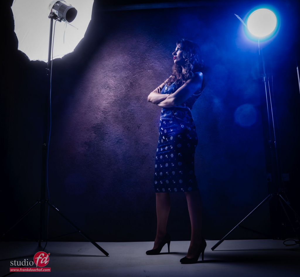 backstage foto met de reflector paraplu links. En een gewone reflector met blauw gel links 