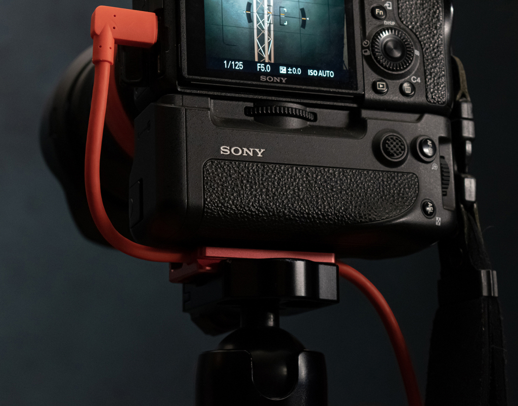 Sony camera met IQwire tetherkabel en CableBlock op statief