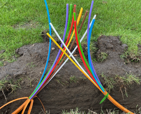 een oranjekabel die uit meerdere kleuren bestaat is doorgeknipt of moet nog aan elkaar